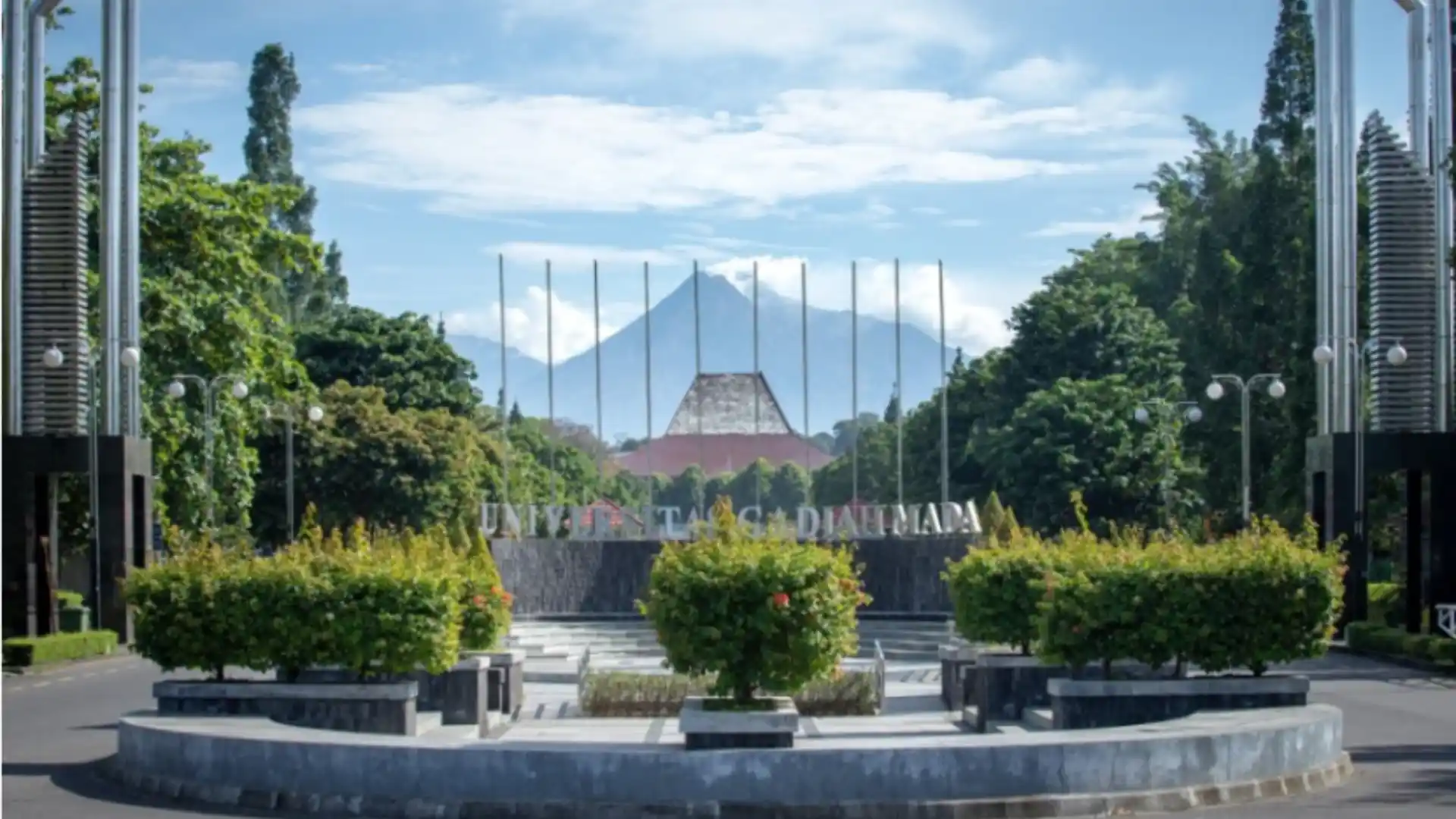 Gedung Pusat Universitas Gadjah Mada — pendaftaran Jalur Mandiri UM UGM CBT 2026